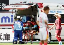 Ｊ１選手衝突、ピッチに救急車