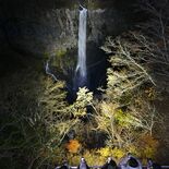 今だけの神秘的な景色　奥日光・華厳の滝で24日までライトアップ