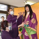 十二単で鮮やか変身　観光客らが着付け体験　那須塩原