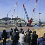 足利の中橋３連アーチ、移設工事で“空中散歩”　市民「いよいよ生まれ変わ…