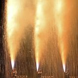 雨のように降り注ぐ火の粉に歓声　益子祇園祭で復活の手筒花火
