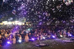 輝くシャボン玉 夜彩る