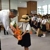地域の人々に感謝の花を　作新学院小学部児童、色とりどりの花束知事らに手渡す