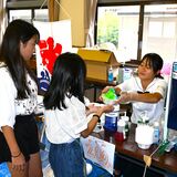 佐野高２年生が「駄菓子屋」開設　高齢者と子どもの交流の場に　かき氷や紙飛行機作り