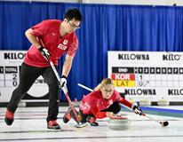 カーリング、小穴・青木組2勝目