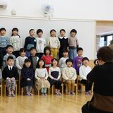 写真撮影で園児が声をそろえて「たまごやき」　幼稚園で初めて耳にした合言葉を探った