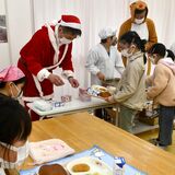 メンチカツ、ミネストローネ...さくら市長考案の給食大好評　サンタ姿で自ら配膳、児童大喜び