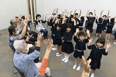 高齢者と園児 歌や演奏で交流