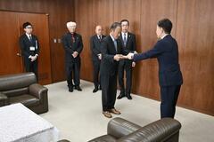 市役所来庁者用の ロビーベンチ寄贈