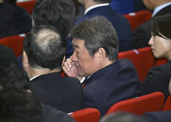 自民党総裁選で５位に終わり、決選投票の開票中に隣席の議員と言葉を交わす茂木氏（中央）＝４日午後２時45分、東京・自民党本部、森田大地撮影