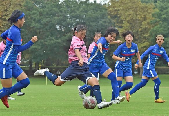 後半２分、相手守備網を突破した文星女のＦＷ広瀬がシュートを放つ＝壬生町総合運動公園陸上競技場