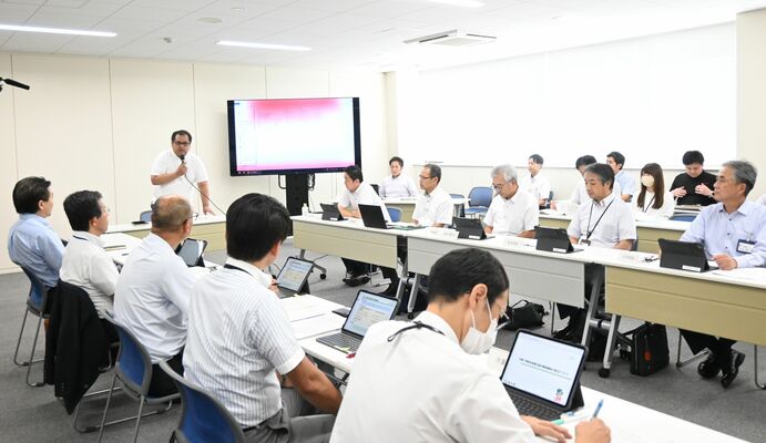 ＬＲＴを基軸とした交通全体の利便性向上について意見を交わした協議会の初会合＝13日午後、県庁北別館