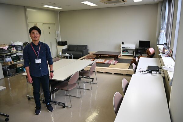 市社協内に設置されたリラックススペース「居場所」と常駐職員の柴田さん