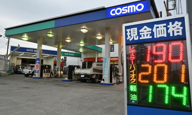 ガソリンスタンドの店頭に表示されている価格＝18日午後、宇都宮市陽東２丁目