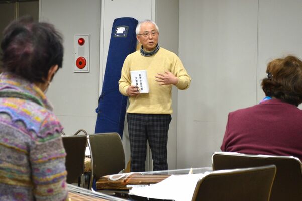 合奏団の練習会で被災地の状況を伝え、募金への協力を呼びかける川本さん（中央）＝１月20日午後、宇都宮市若草３丁目