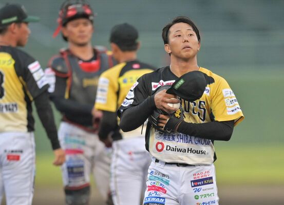 ６回、降板する栃木ＧＢの先発竹本（右）＝長野県中野市営野球場