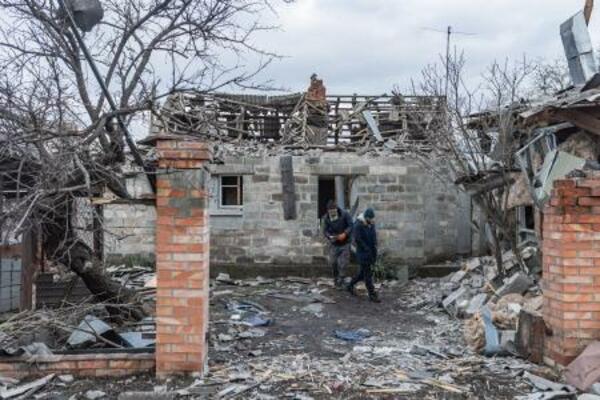 　１０日、ロシアの攻撃で破壊された住宅を調べる住民ら＝ウクライナ・ドネツク州（ゲッティ＝共同）