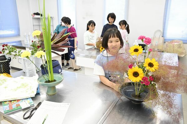 道の駅で毎月開かれている「親子いけばな教室」
