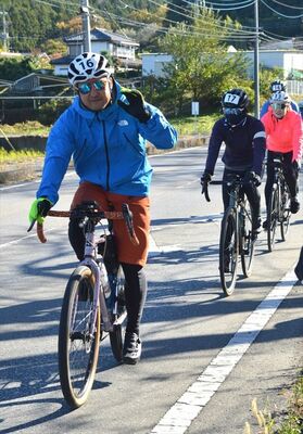 自然豊かな奥佐野でのサイクリングを楽しむ参加者たち