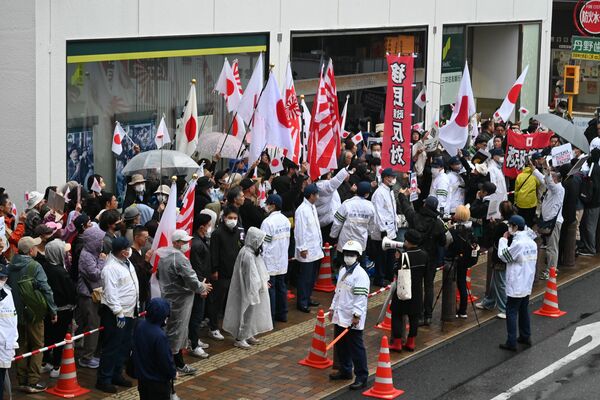 JR小山駅前で行われた「移民政策反対デモ」=26日午後、小山市城山町3丁目