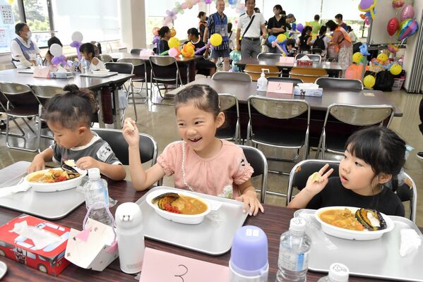 手作りのカレーを笑顔で味わう子どもたち