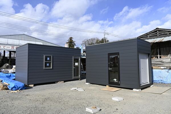 ヒュッテの小屋タイプ（左）とガレージタイプ＝真岡市