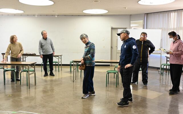 公演に向け練習に取り組む団員