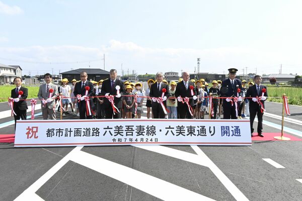睦小児童が見守る中、行われたテープカット