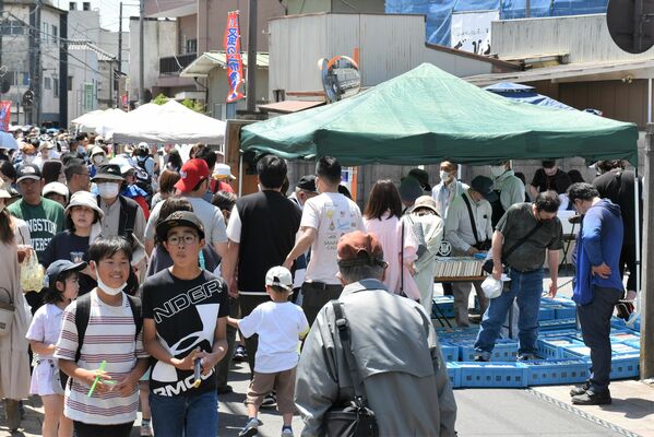 大勢の来場者でにぎわった蚤の市