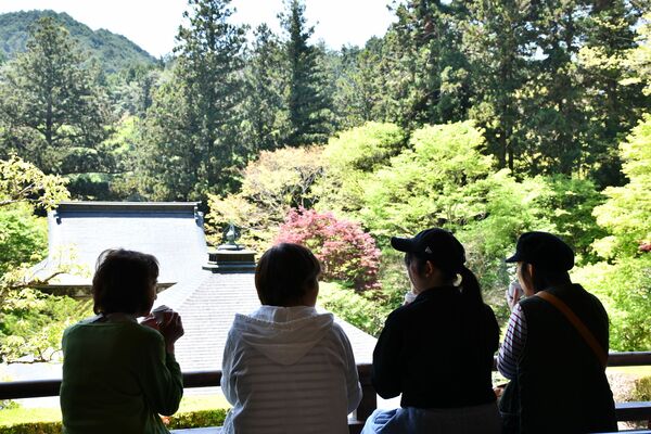 雲巌寺のぬれ縁で和紅茶を楽しむ来訪者