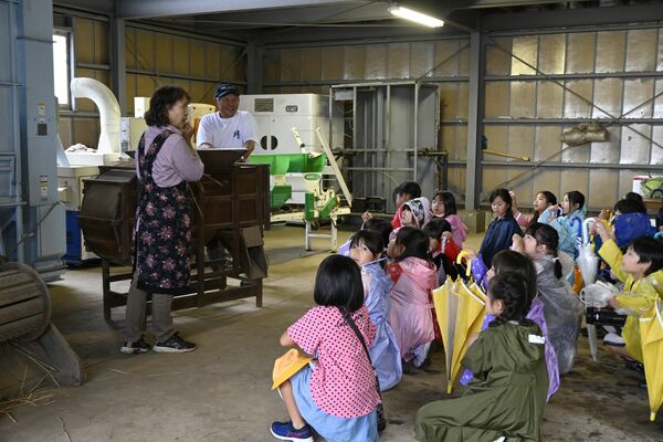 農機具について説明する森田さん（奥）と洋子さん
