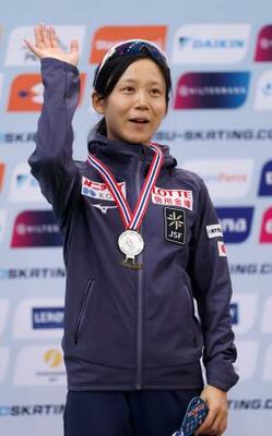 スピードスケートのW杯第4戦女子1500メートルで今季初優勝し、表彰式で手を振る高木美帆。4度目の冬季五輪代表を確実とした=12日、ノルウェー・ハーマル(共同)