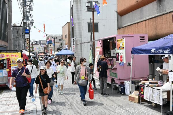 キッチンカーなどが並び、観光客でにぎわうミツワ通り