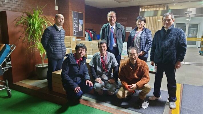 支援物資を届けた菊地さん＝前列左＝と恵寿総合病院の職員たち（菊地さん提供）