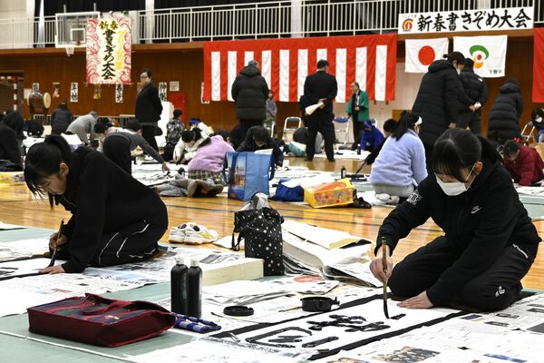 丁寧に書き上げる参加者たち