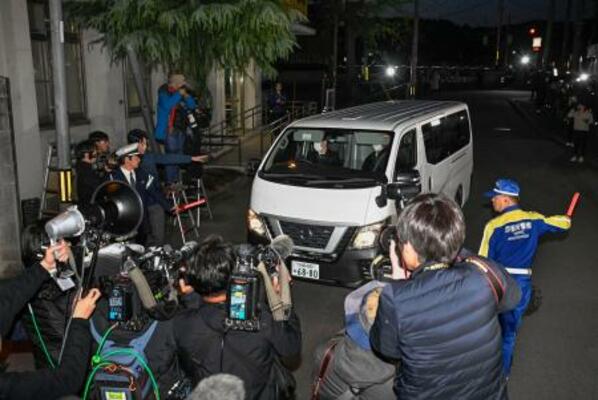 　送検後、京都府警南丹署に戻った安達優季容疑者を乗せた車＝１６日午後６時５５分