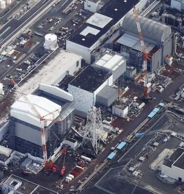 東京電力福島第1原発。(左から)1号機、2号機、3号機=2月