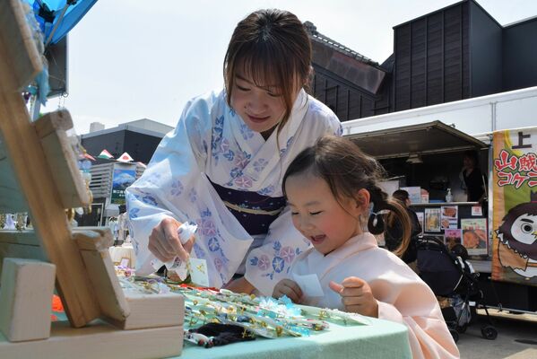 浴衣姿でイベントを楽しむ親子
