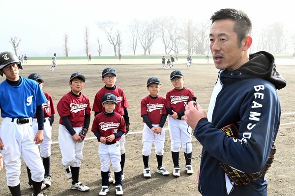 学童野球の選手たちを指導する岡田さん