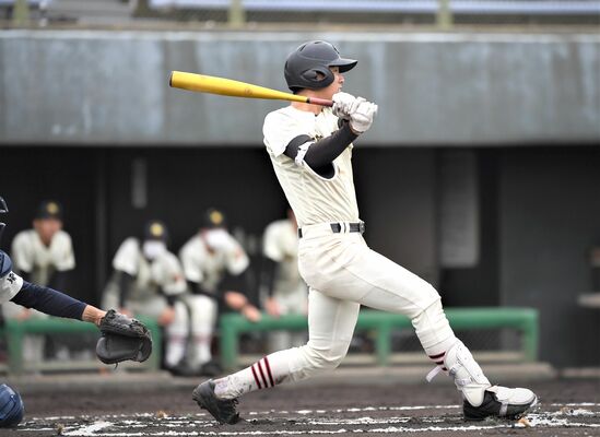 ６回、中前適時打を放つ作新の井上＝山日ＹＢＳ球場