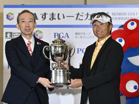 初優勝を飾った宮本（右）＝イーストウッドＣＣ