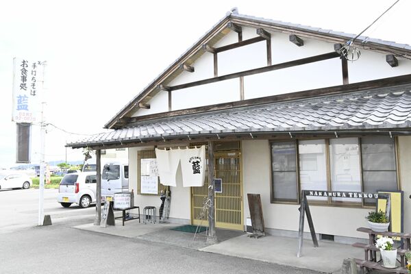 店舗の外観。周辺は田園風景が広がっている