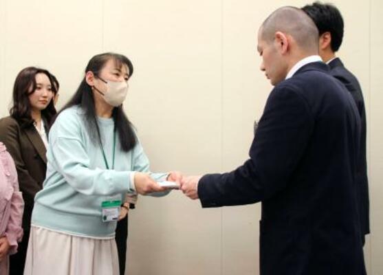 　「包括的性教育」の学校現場への導入を求め、文科省の担当者（右）に要望書を手渡す市民グループの佐藤晴美代表＝３０日午後、国会