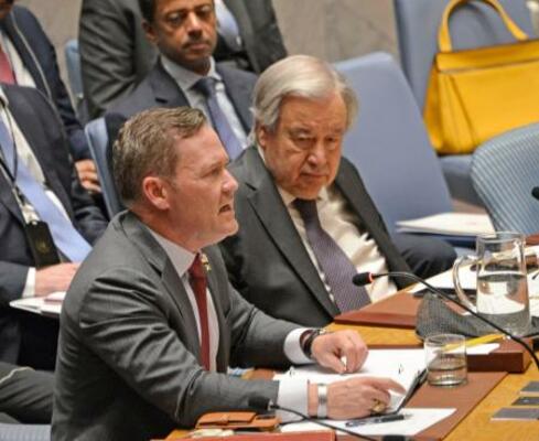 　ホルムズ海峡について発言する米国のウォルツ国連大使（手前）。右隣は国連のグテレス事務総長＝２７日、米ニューヨークの国連本部（共同）