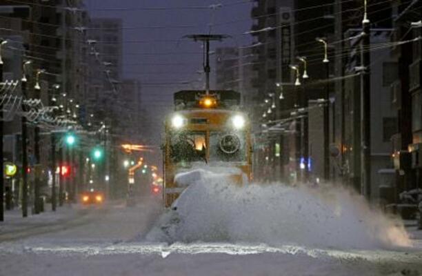今季初めて出動し、軌道に積もった雪を掃き飛ばす「ササラ電車」=8日午前6時3分、札幌市中央区