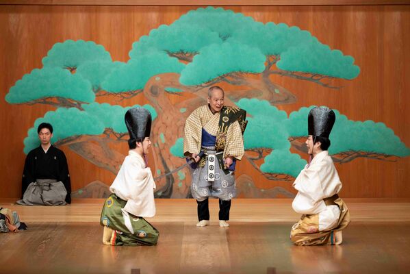 「二人大名」を演じる野村万作さん(中央)ら