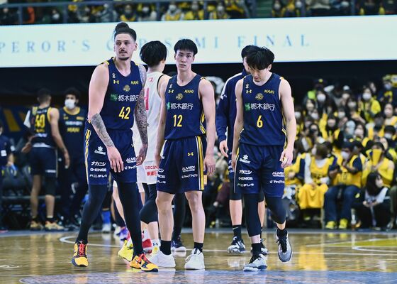 決勝進出を逃し肩を落とすブレックスの比江島（右）ら