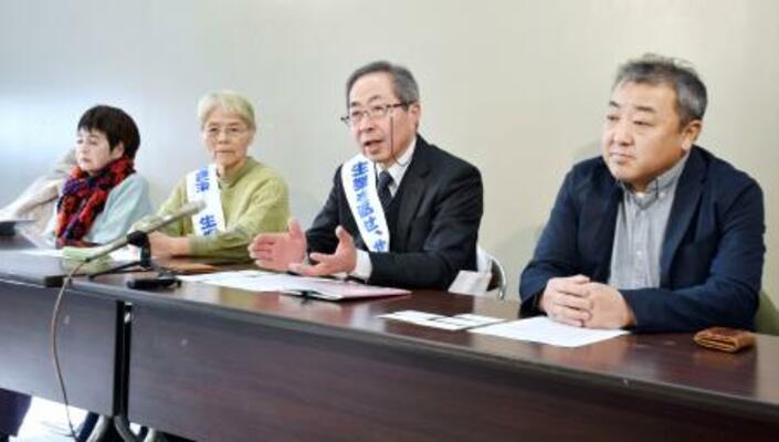 　東電柏崎刈羽原発の再稼働撤回を求めた申し入れ後、記者会見する原告団長の中島孝さん（右から２人目）ら＝６日午後、新潟県庁