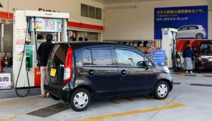 　長崎市内のガソリンスタンド＝１２日午後