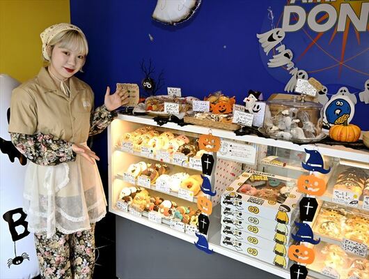 ドーナツを紹介する橋本さん